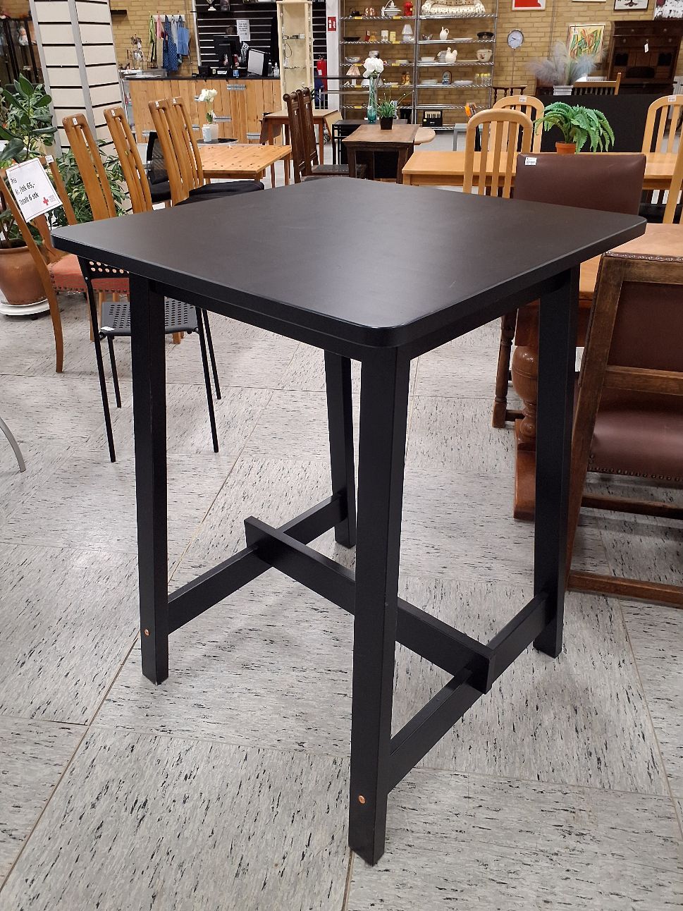 Højt sort bord